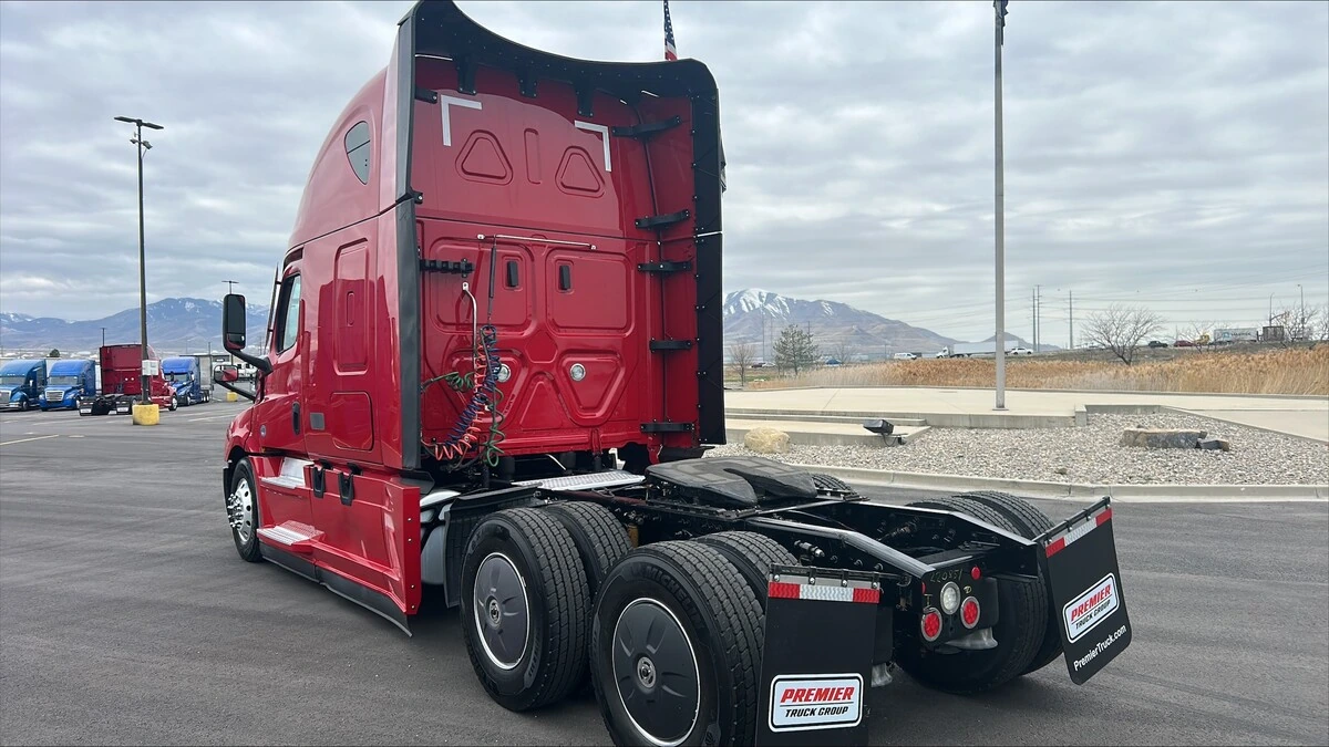 2022 Freightliner Cascadia - image 4