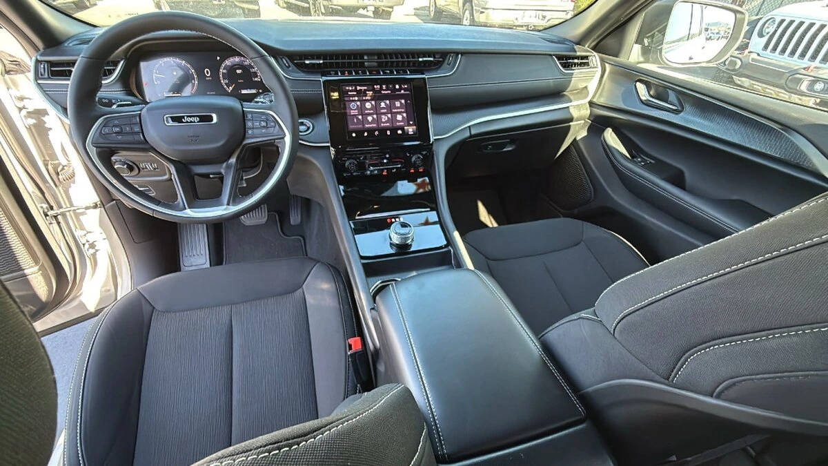 2025 Jeep Grand Cherokee Laredo - Photo 26