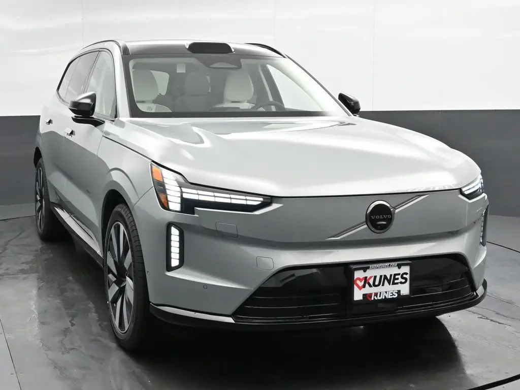 2025 Volvo - image 5