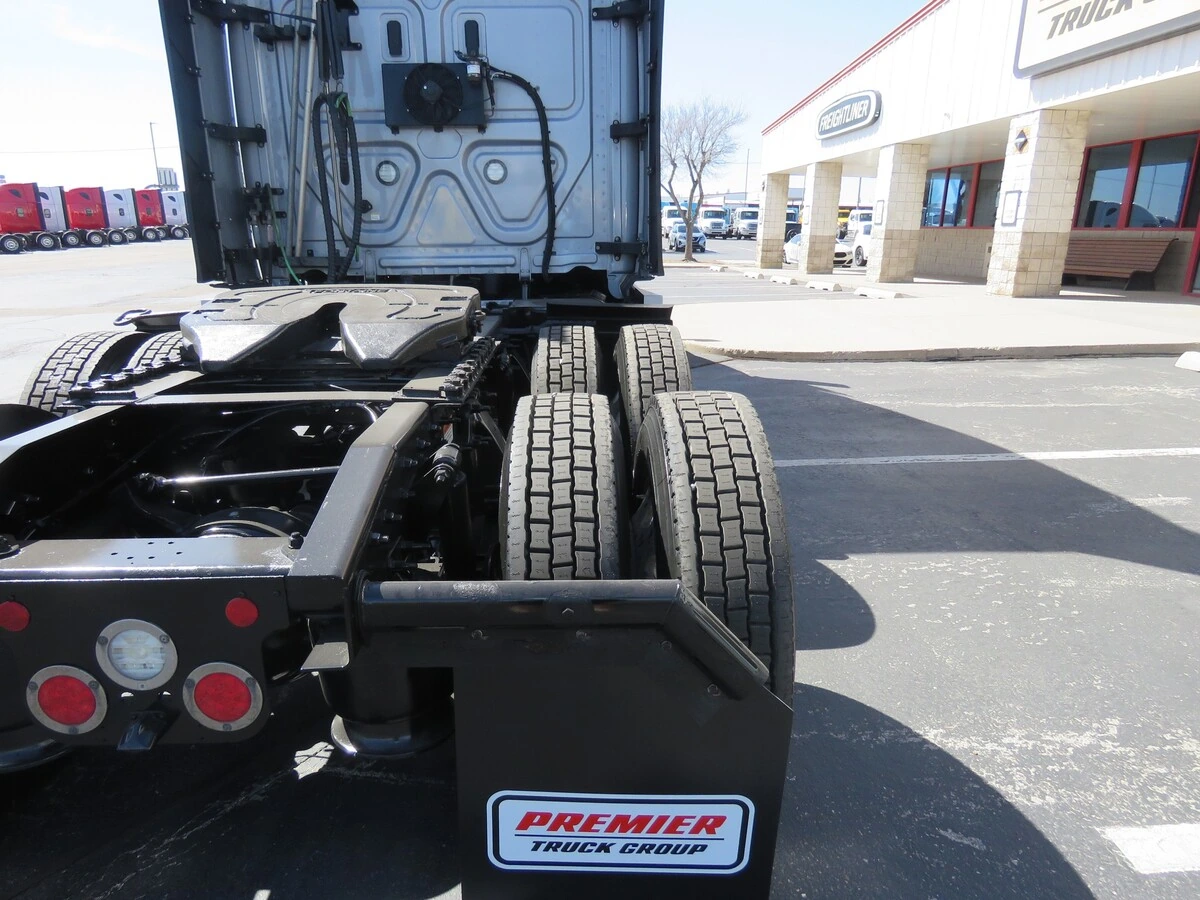 2022 Freightliner Cascadia - image 6