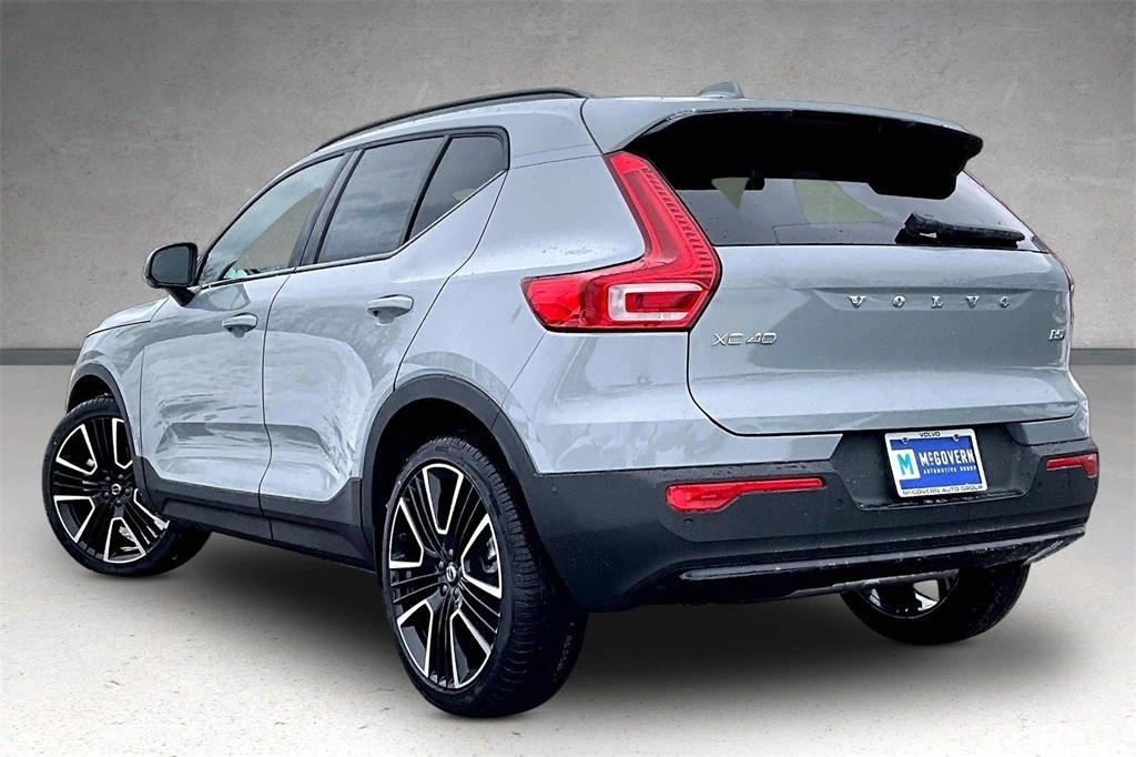 2026 Volvo - image 3