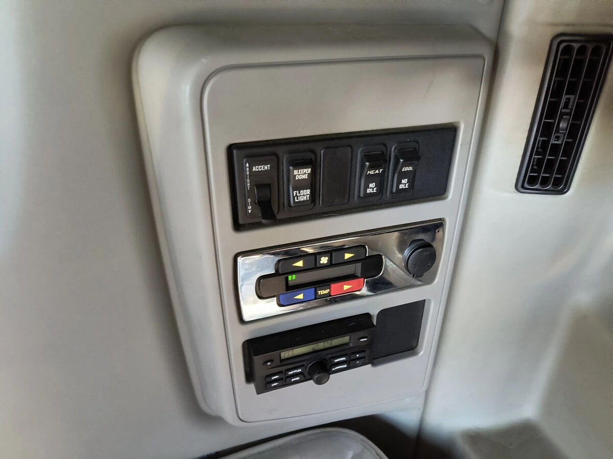 2020 International LT - image 10