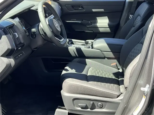 2025 Nissan Pathfinder SV photo 18