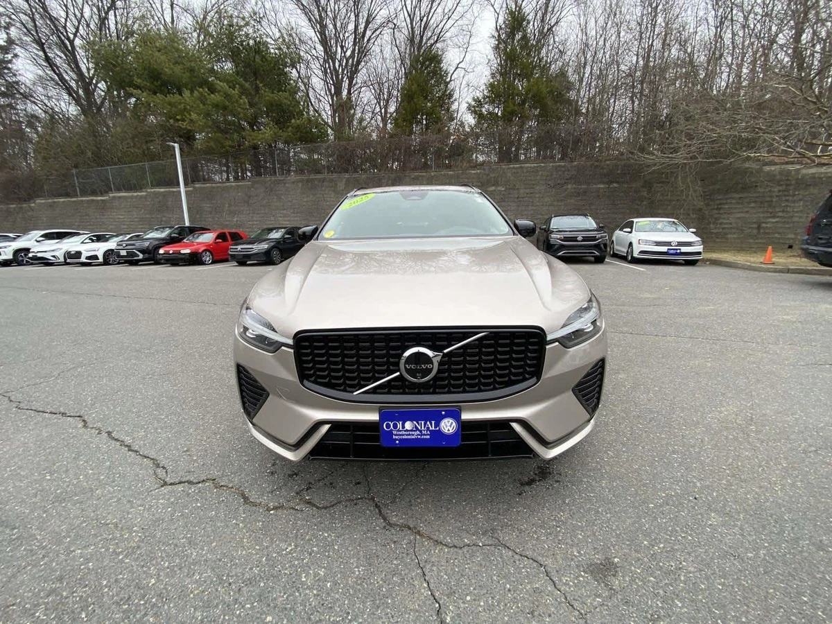 2025 Volvo - image 8
