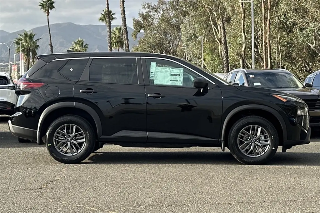 2026 Nissan Rogue S photo 3