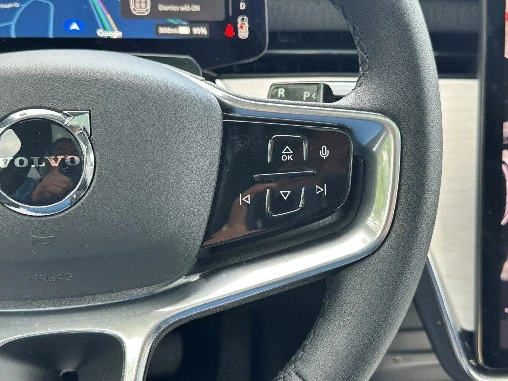 2025 Volvo - image 25