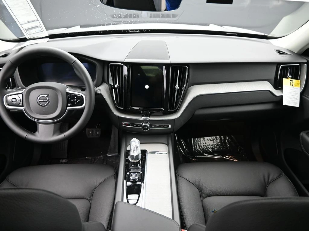 2025 Volvo - image 21