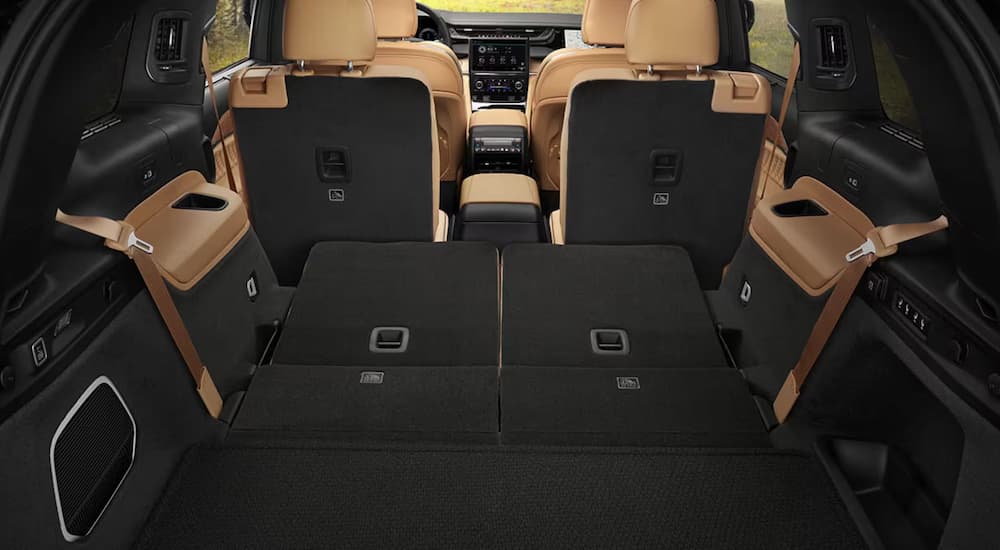  The black and tan rows of seating and interior of a 2024 Jeep Grand Cherokee for sale.