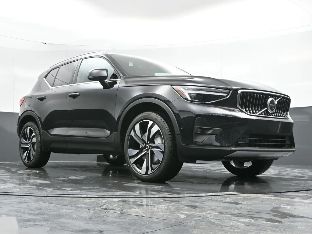 2025 Volvo - image 40