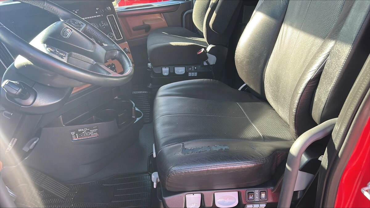 2023 Freightliner Cascadia — photo 3