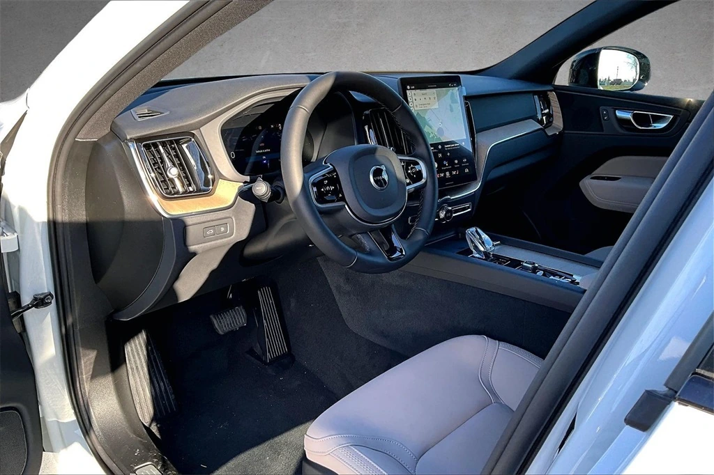 2026 Volvo - image 7