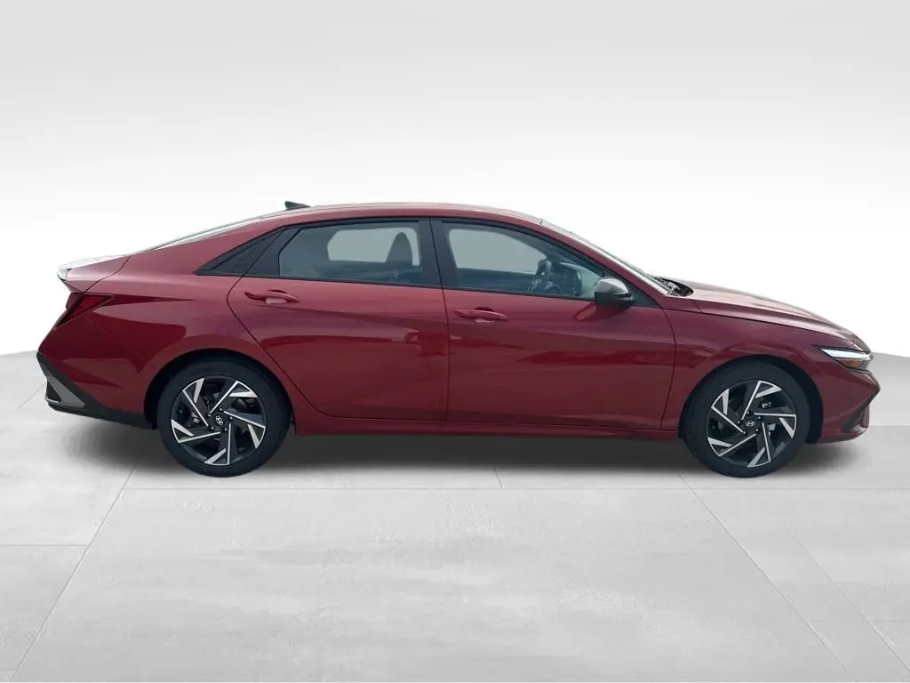 2025 Hyundai Elantra SEL Sport photo 5