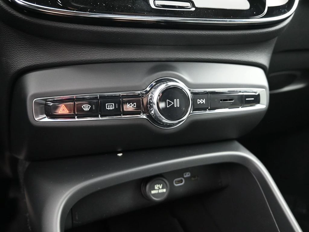 2026 Volvo - image 15