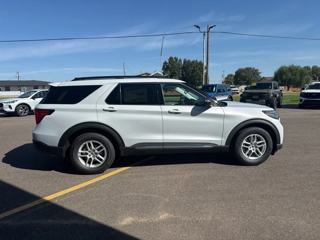 2025 Ford Explorer photo 4