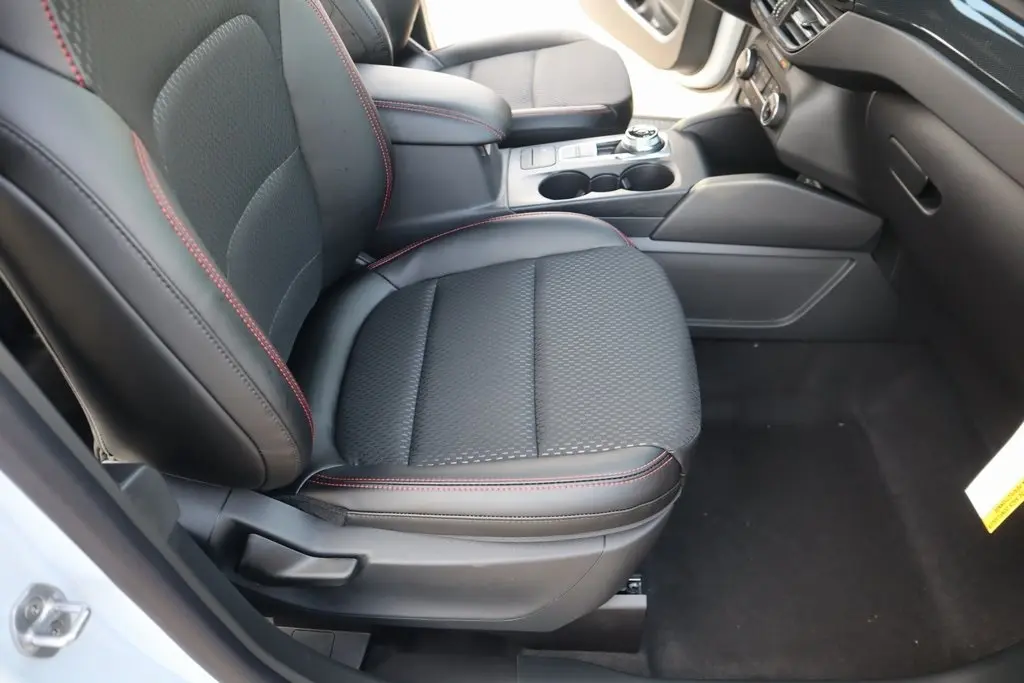 2026 Ford Escape ST-Line photo 4
