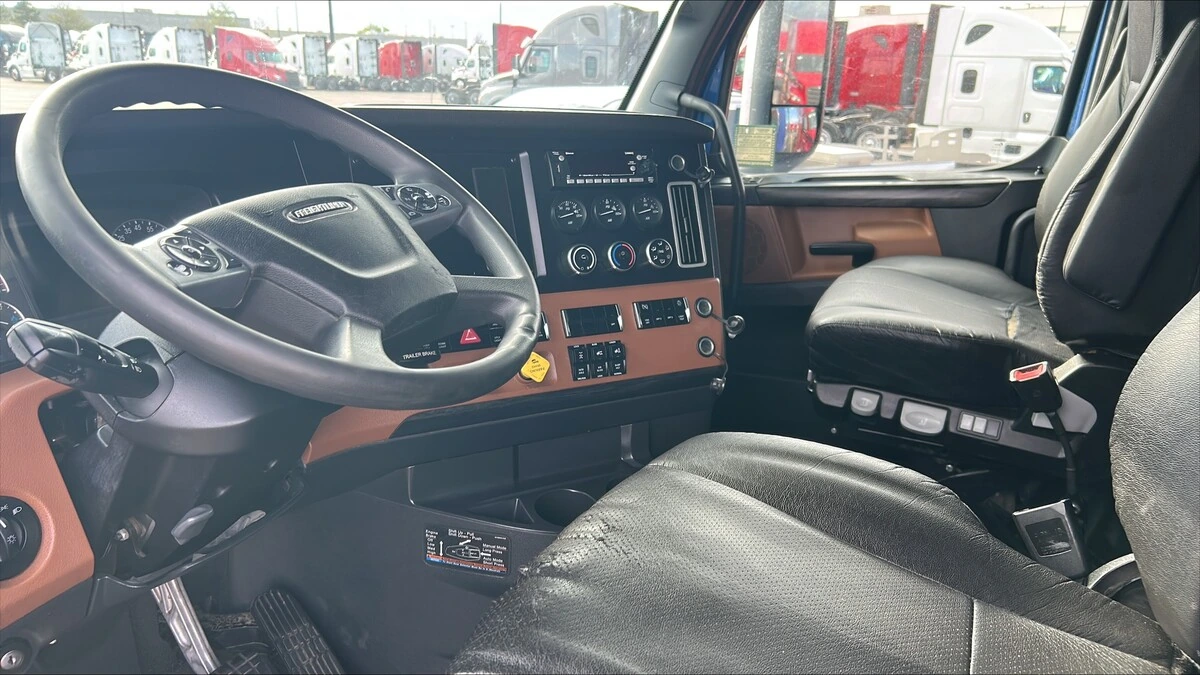 2023 Freightliner Cascadia — photo 4
