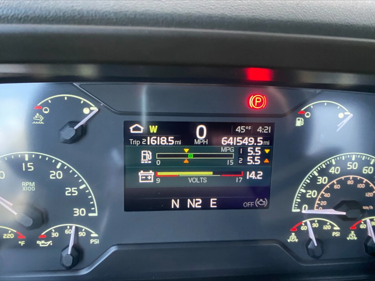 2018 Volvo VNL 860 - image 9