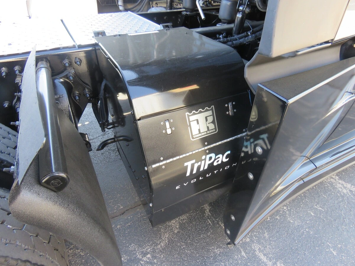 2022 Freightliner Cascadia - image 8