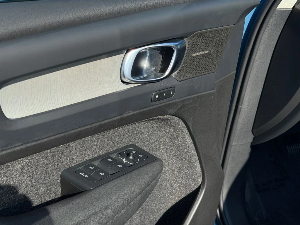 2025 Volvo - image 15