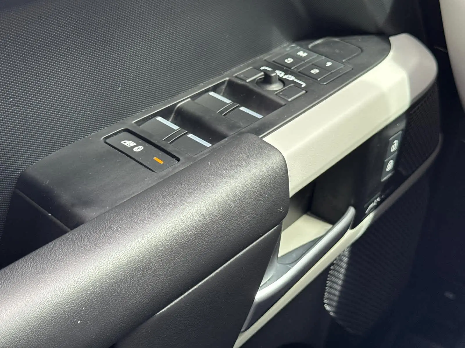 2023 Land Rover Defender X-Dynamic SE photo 24