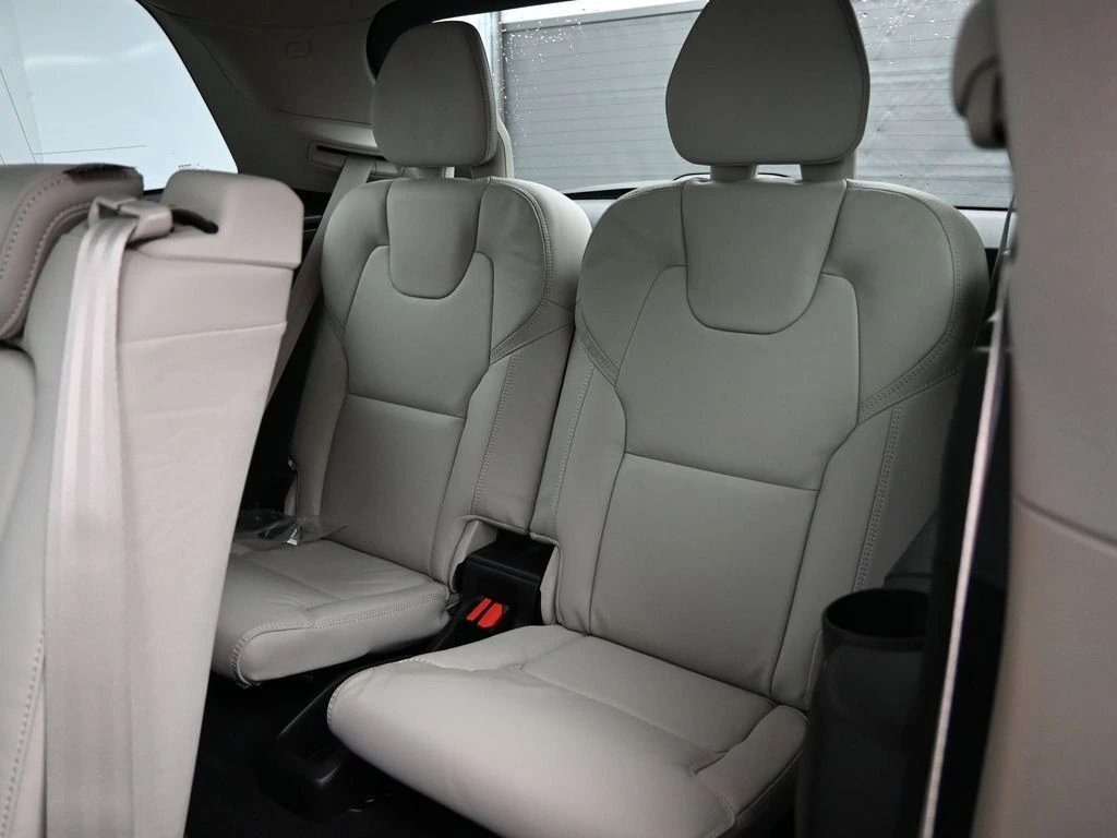 2026 Volvo - image 25