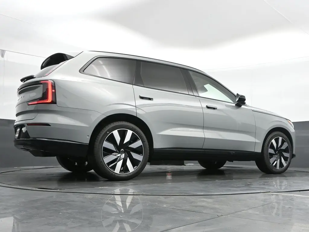 2025 Volvo - image 42