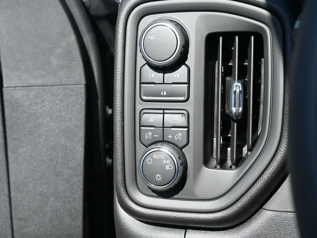 2026 Chevrolet Silverado 2500HD Custom photo 21