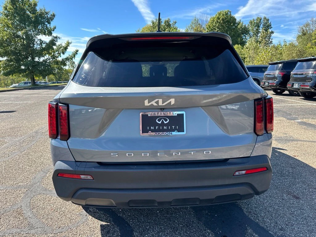 2022 Kia Sorento LX - Photo 9