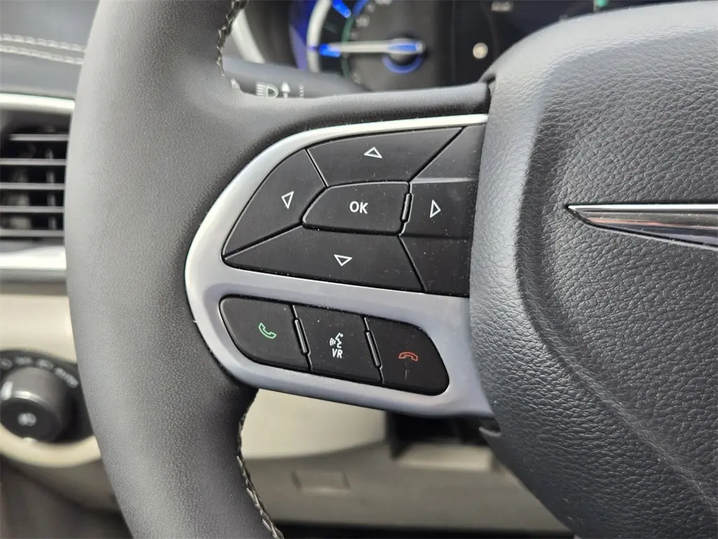 2024 Chrysler Pacifica Hybrid photo 25