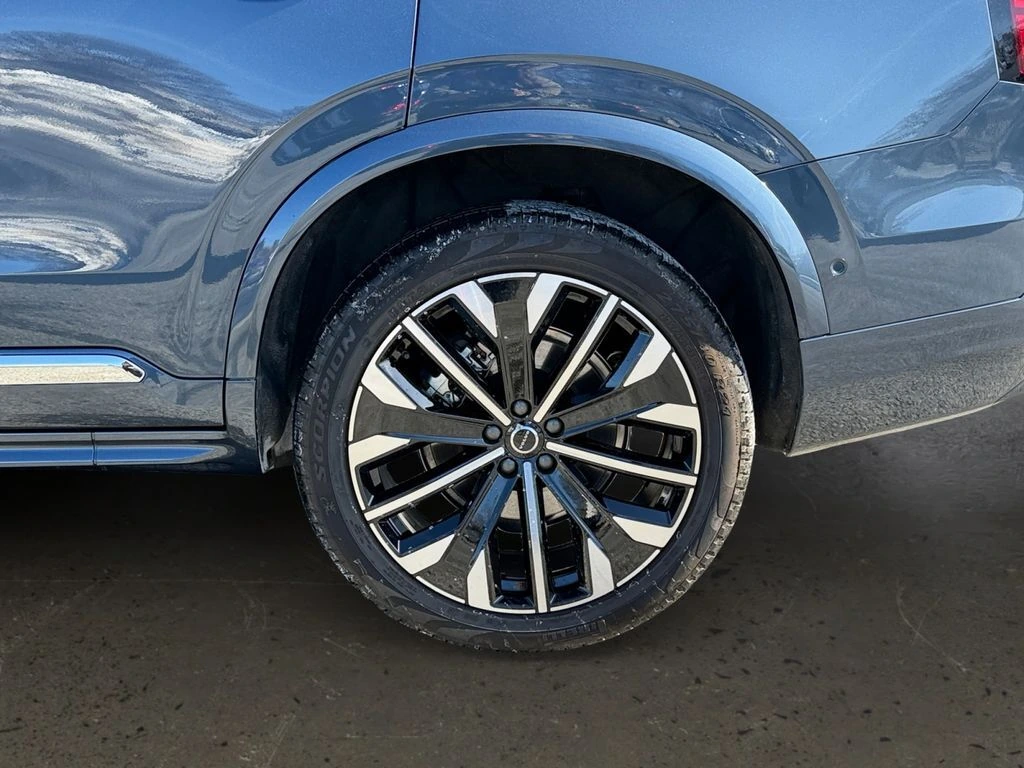 2026 Volvo - image 27