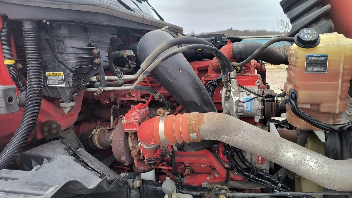 2019 International LT - image 7