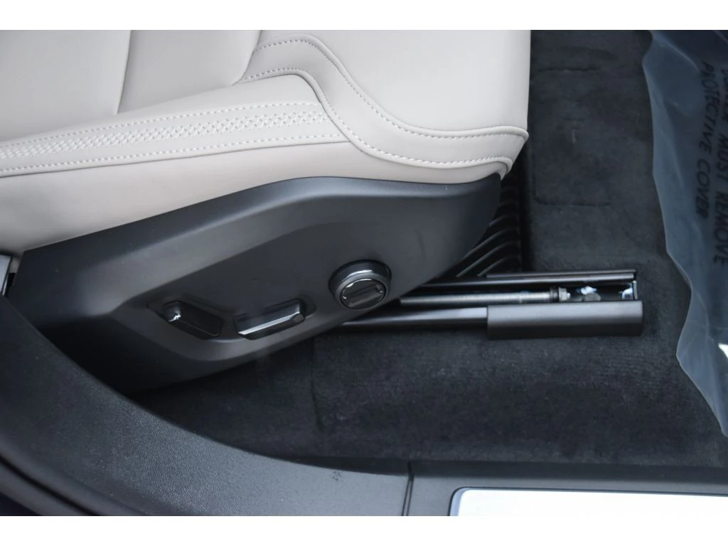 2026 Volvo - image 32