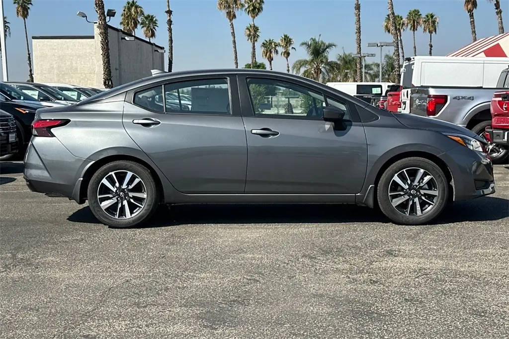 2025 Nissan Versa 1.6 SV photo 2