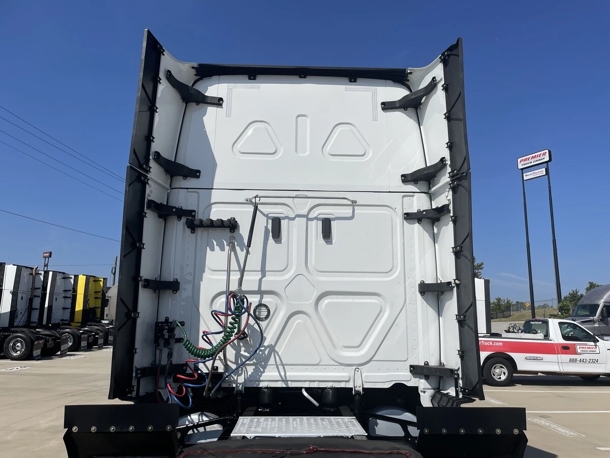 2025 Freightliner Cascadia - image 7