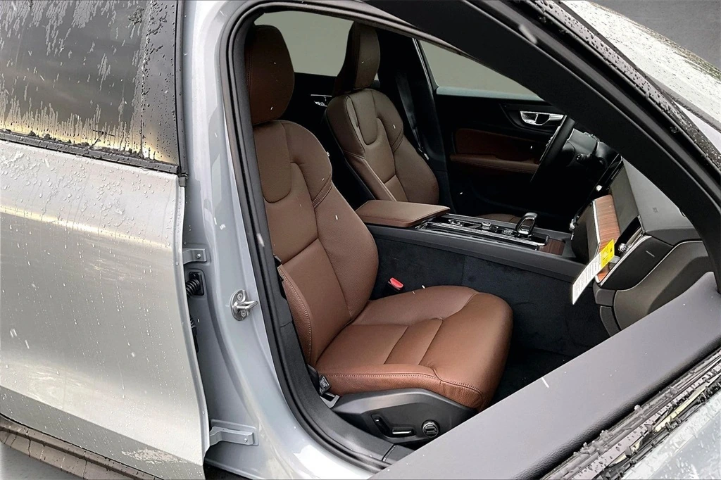 2026 Volvo - image 11