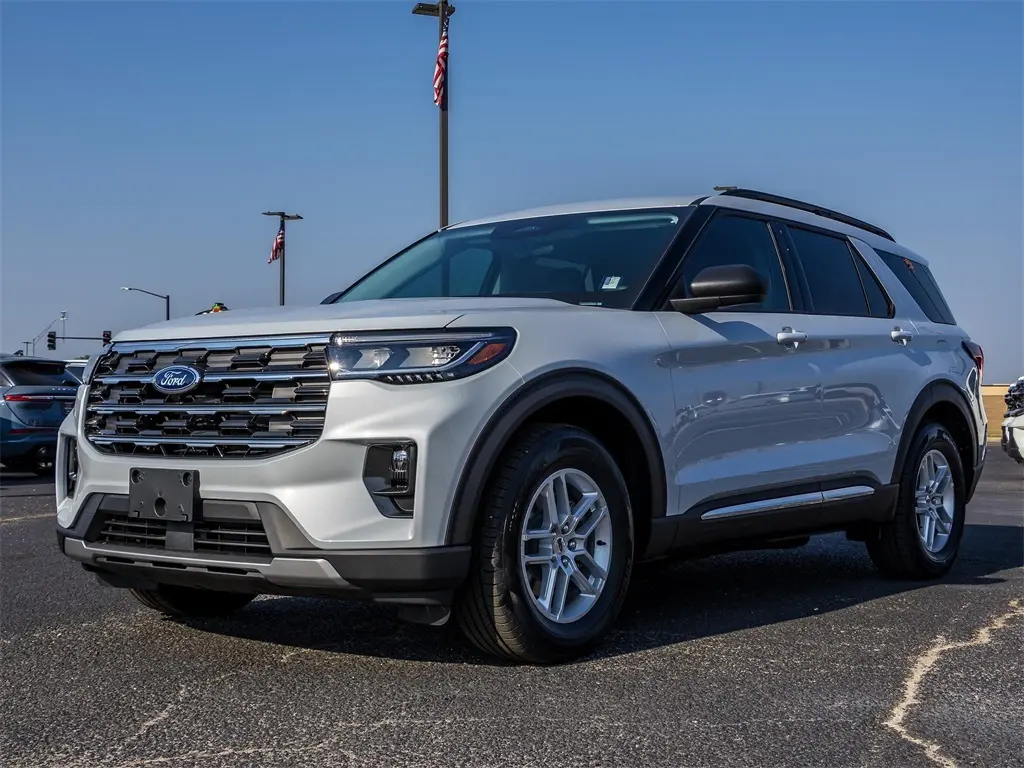 2025 Ford Explorer photo 4
