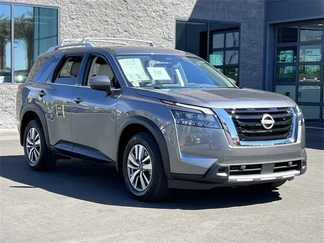2025 Nissan Pathfinder SL photo 8