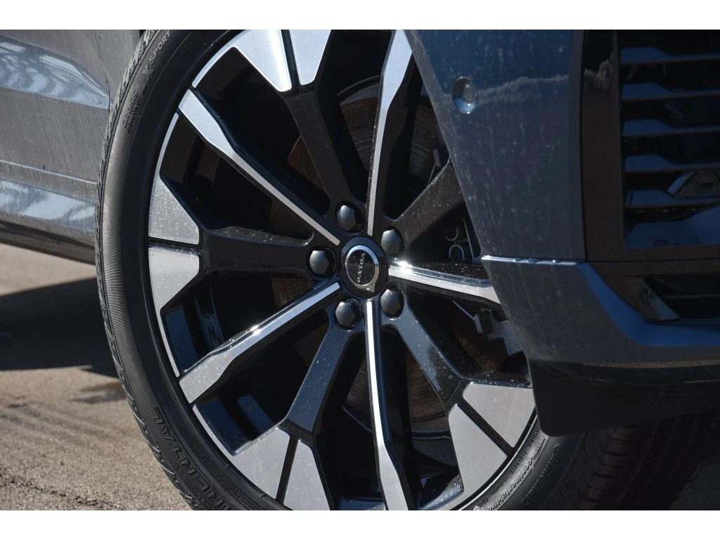 2026 Volvo - image 8