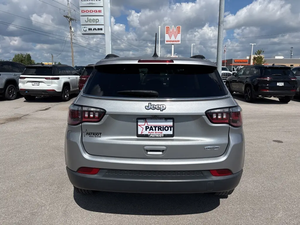 2022 Jeep Compass Latitude photo 4