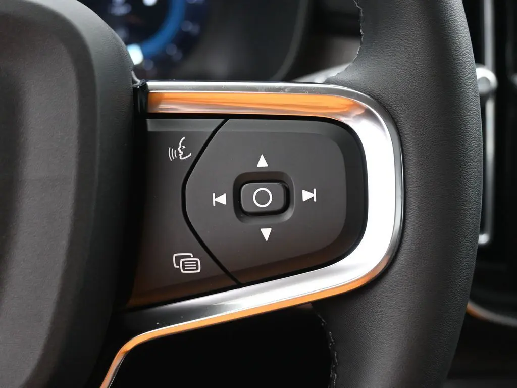 2025 Volvo - image 10