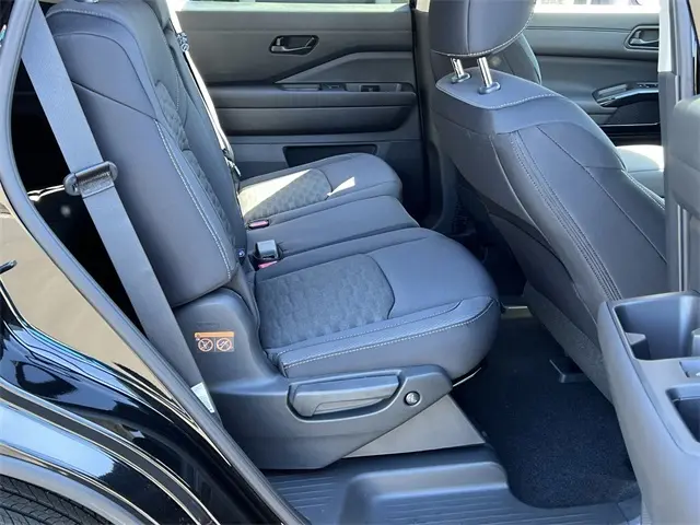 2025 Nissan Pathfinder S photo 21