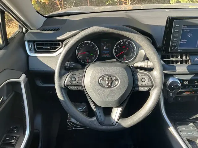 2021 Toyota RAV4 XLE photo 4