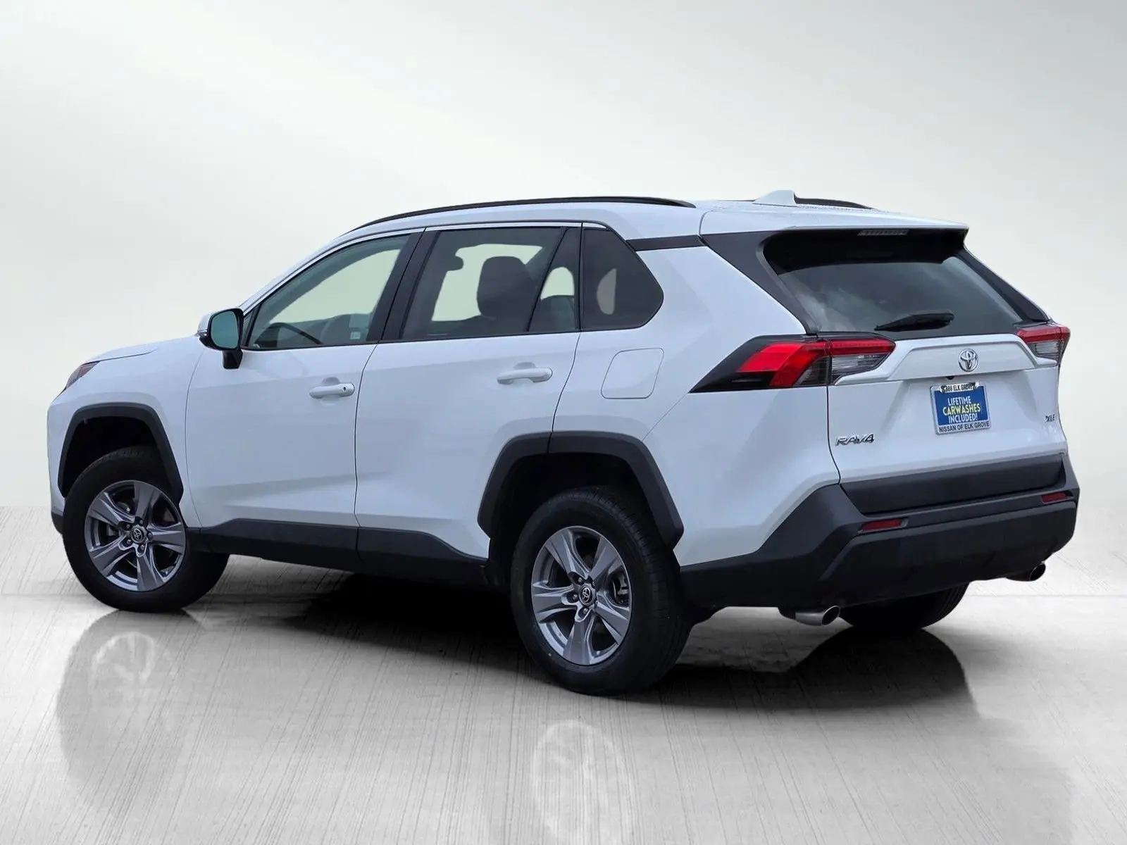 2022 Toyota RAV4 XLE photo 6