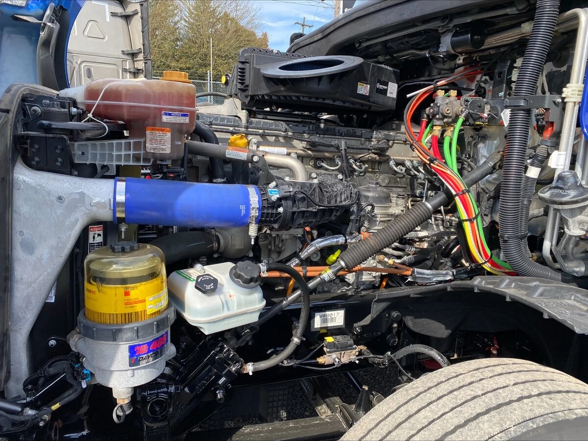 2022 Freightliner Cascadia - image 9