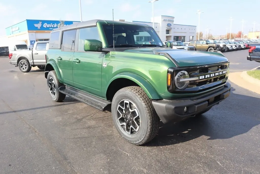 2025 Ford Bronco 4-Door Outer Banks's photo