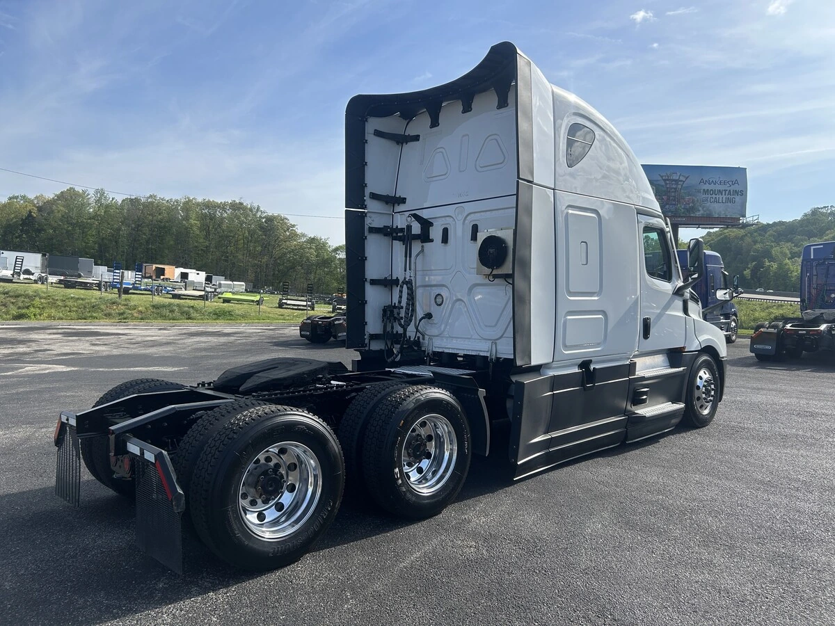 2025 Freightliner Cascadia - image 6