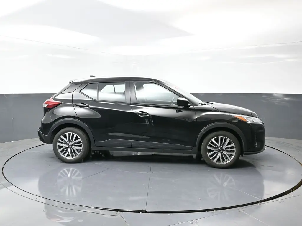 2024 Nissan Kicks SV photo 2