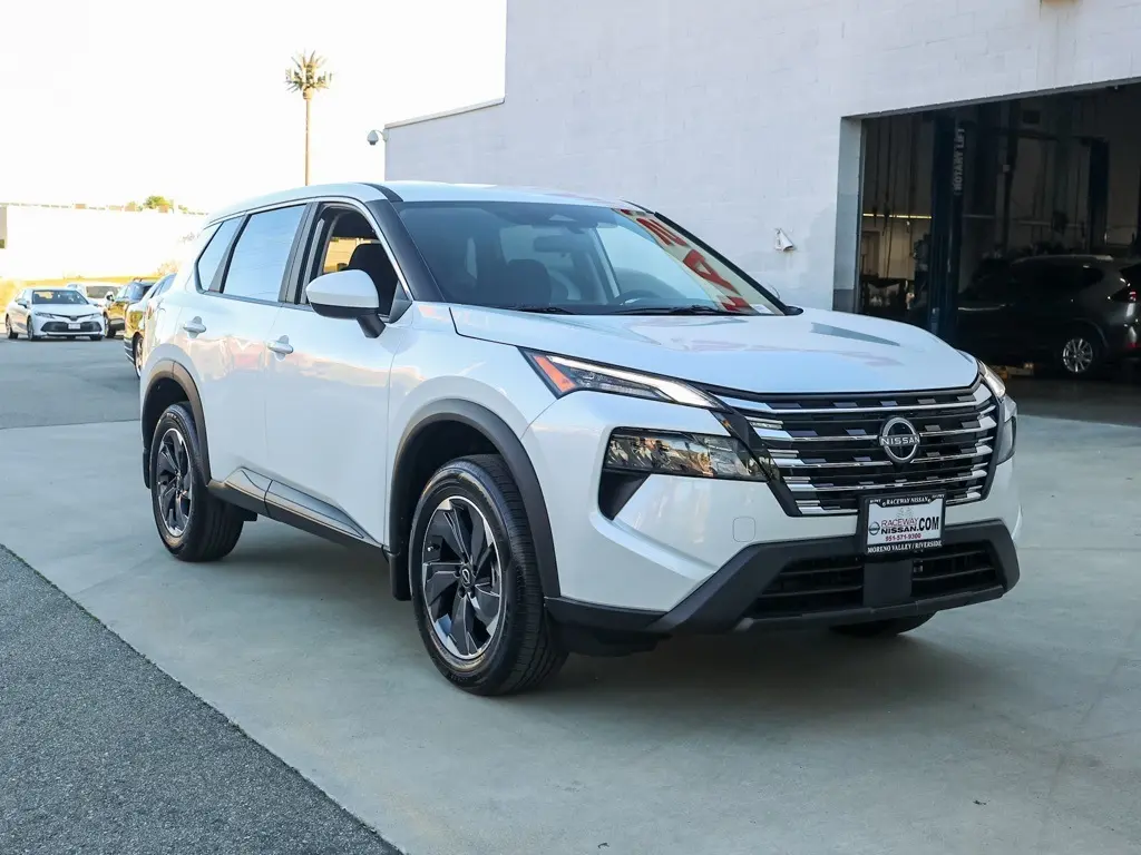 2026 Nissan Rogue SV's photo