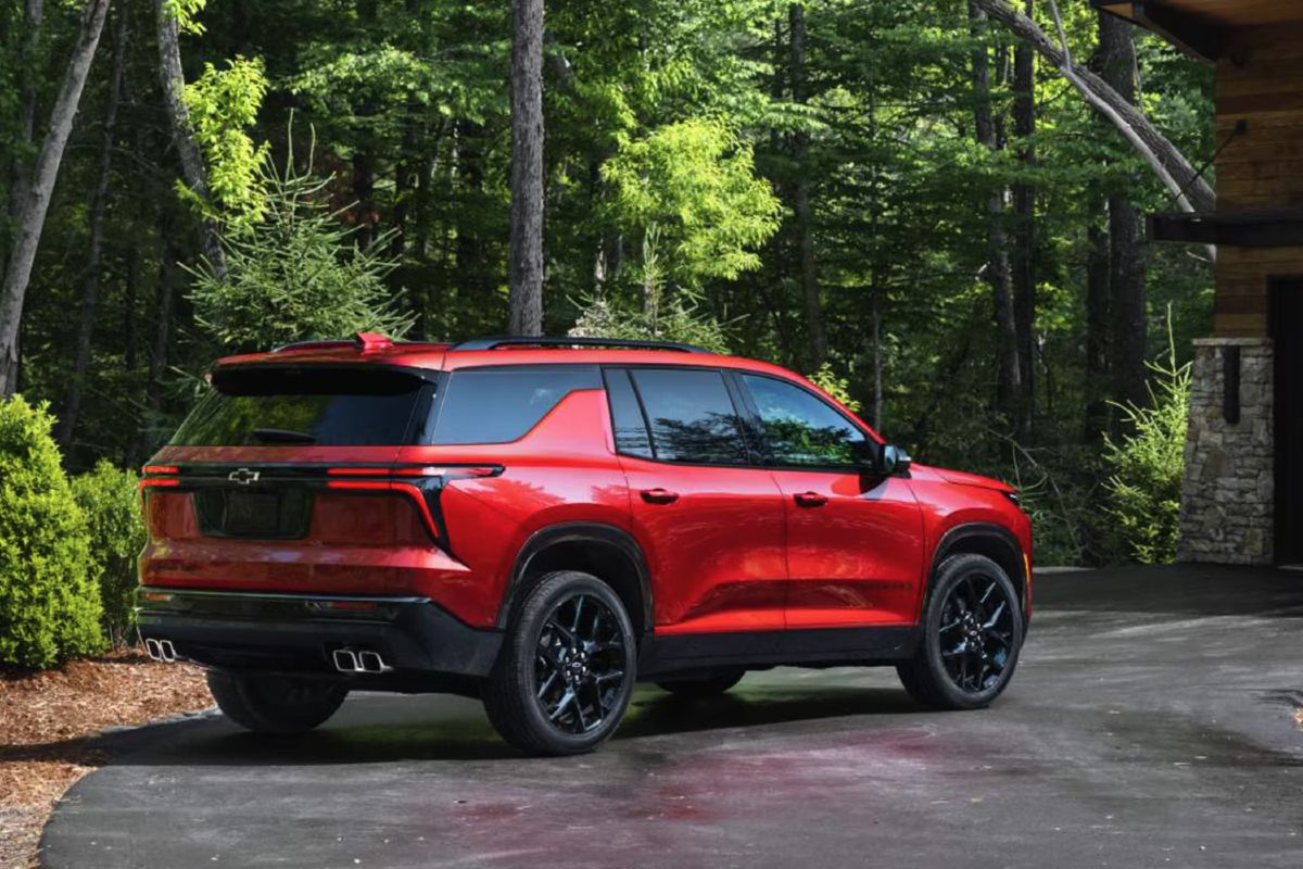 2025 Chevy Traverse Exterior Passenger Side Rear Profile