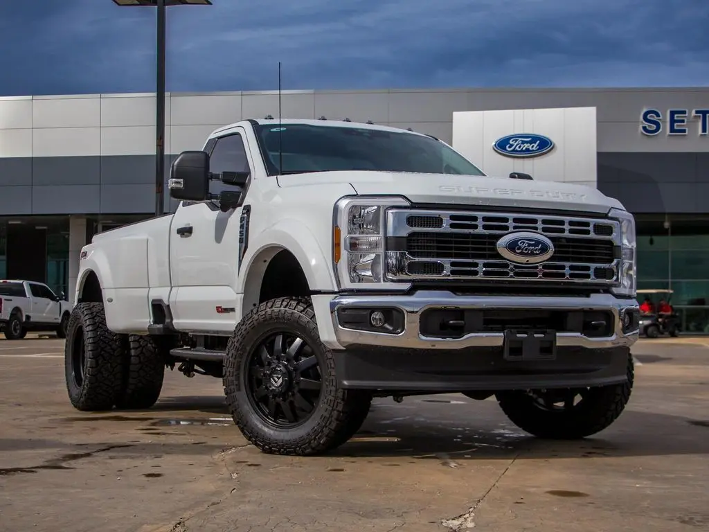 2025 Ford F-450 XLT photo 2